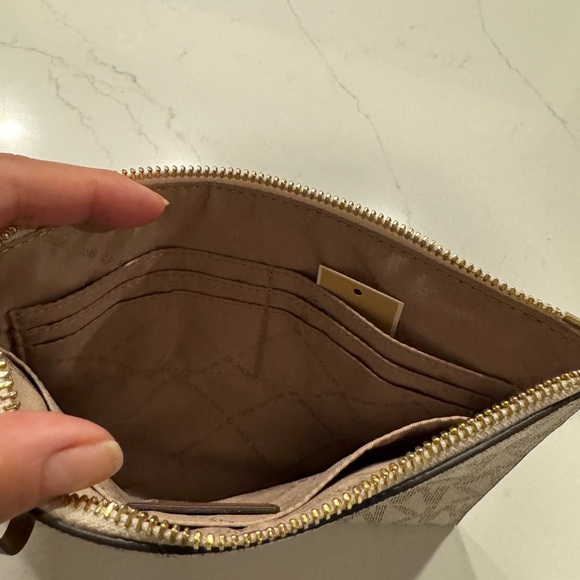 Brand New Michael Kors Jet Set Charm wristlet. - Picture 5 of 6